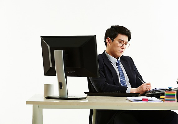 포토 JPG 스튜디오촬영 응시 남자 의자 넥타이 한명 사람 앉기 정장 상반신 20대 옆모습 모니터 한국인 머그컵 키보드 기록 작업 직장인 비즈니스맨 책상 포스트잇 문서 성인남자한명만 안경낌 국내포토 직업 1 시선 잡화 옷 안경 뷰포인트 가구 비즈니스 모션 실내 동양인 청년 컵 컴퓨터 메모지 남자한명만 성인남자만 파일형식