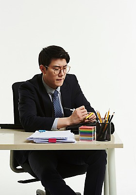 포토 JPG 스튜디오촬영 전신 응시 남자 의자 넥타이 한명 사람 앉기 정장 상반신 20대 앞모습 볼펜 한국인 기록 작업 직장인 비즈니스맨 찡그림 책상 포스트잇 문서 연필꽂이 성인남자한명만 안경낌 국내포토 직업 1 시선 잡화 옷 안경 뷰포인트 가구 비즈니스 모션 문구용품 실내 표정 동양인 청년 펜 메모지 남자한명만 성인남자만 파일형식