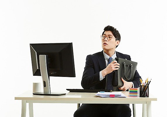 포토 JPG 스튜디오촬영 응시 남자 서류가방 한명 사람 앉기 정장 상반신 20대 앞모습 모니터 한국인 키보드 잡기 작업 직장인 비즈니스맨 포스트잇 문서 연필꽂이 퇴근 바쁨 눈치 성인남자한명만 안경낌 칼퇴근 국내포토 직업 1 시선 옷 안경 뷰포인트 가방 비즈니스 모션 문구용품 실내 동양인 청년 컴퓨터 메모지 출퇴근 남자한명만 성인남자만 파일형식