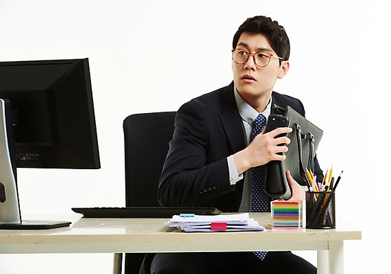 포토 JPG 스튜디오촬영 응시 남자 서류가방 한명 사람 앉기 정장 상반신 20대 앞모습 컴퓨터 모니터 한국인 잡기 작업 직장인 비즈니스맨 책상 포스트잇 문서 연필꽂이 퇴근 바쁨 눈치 성인남자한명만 안경낌 칼퇴근 국내포토 직업 1 시선 옷 안경 뷰포인트 가구 가방 비즈니스 모션 문구용품 실내 동양인 청년 전자제품 메모지 출퇴근 남자한명만 성인남자만 파일형식