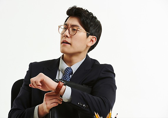포토 JPG 스튜디오촬영 응시 남자 서류가방 한명 사람 앉기 정장 상반신 20대 앞모습 연필 한국인 분노 잡기 작업 직장인 비즈니스맨 찡그림 손목시계 바쁨 눈치 성인남자한명만 국내포토 직업 1 시선 옷 감정 뷰포인트 시계 가방 비즈니스 장신구 모션 학용품 실내 표정 동양인 청년 필기구 남자한명만 성인남자만 파일형식
