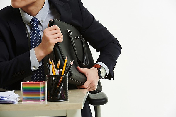 포토 JPG 스튜디오촬영 남자 서류가방 한명 사람 앉기 정장 상반신 20대 앞모습 한국인 잡기 작업 직장인 비즈니스맨 책상 포스트잇 문서 연필꽂이 바쁨 성인남자한명만 국내포토 직업 1 옷 뷰포인트 가구 가방 비즈니스 모션 문구용품 실내 동양인 청년 메모지 남자한명만 성인남자만 파일형식