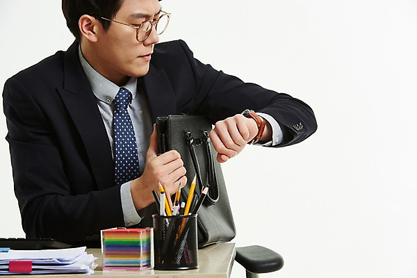 포토 JPG 스튜디오촬영 응시 남자 서류가방 넥타이 한명 사람 앉기 정장 상반신 20대 앞모습 한국인 작업 직장인 비즈니스맨 손목시계 책상 포스트잇 문서 연필꽂이 바쁨 성인남자한명만 안경낌 국내포토 직업 1 시선 잡화 옷 안경 뷰포인트 시계 가구 가방 비즈니스 장신구 모션 문구용품 실내 동양인 청년 메모지 남자한명만 성인남자만 파일형식