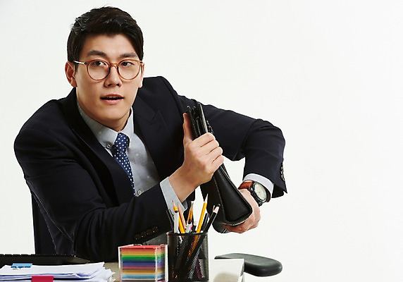 포토 JPG 스튜디오촬영 응시 남자 가방 한명 들기 사람 앉기 정장 상반신 20대 앞모습 한국인 잡기 작업 직장인 비즈니스맨 책상 포스트잇 문서 연필꽂이 바쁨 성인남자한명만 안경낌 국내포토 직업 1 시선 잡화 옷 안경 뷰포인트 가구 비즈니스 모션 문구용품 실내 동양인 청년 메모지 남자한명만 성인남자만 파일형식
