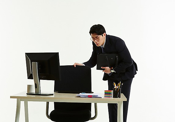 포토 JPG 스튜디오촬영 응시 남자 의자 서류가방 안기 한명 서기 들기 사람 정장 상반신 20대 앞모습 모니터 한국인 머그컵 잡기 작업 직장인 비즈니스맨 책상 포스트잇 문서 연필꽂이 퇴근 눈치 성인남자한명만 안경낌 칼퇴근 국내포토 직업 1 시선 옷 안경 뷰포인트 가구 가방 비즈니스 모션 문구용품 실내 동양인 청년 컵 컴퓨터 메모지 출퇴근 남자한명만 성인남자만 파일형식