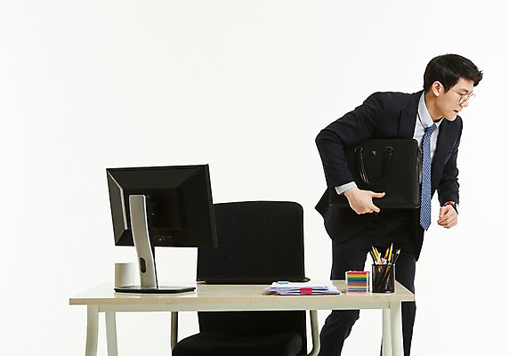 포토 JPG 스튜디오촬영 응시 남자 의자 서류가방 안기 한명 사람 정장 상반신 20대 옆모습 컴퓨터 한국인 머그컵 작업 직장인 비즈니스맨 책상 포스트잇 문서 연필꽂이 퇴근 바쁨 눈치 성인남자한명만 안경낌 칼퇴근 국내포토 직업 1 시선 옷 안경 뷰포인트 가구 가방 비즈니스 모션 문구용품 실내 동양인 청년 컵 전자제품 메모지 출퇴근 남자한명만 성인남자만 파일형식