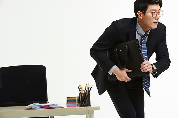 포토 JPG 스튜디오촬영 응시 남자 의자 서류가방 넥타이 한명 사람 정장 상반신 20대 옆모습 한국인 잡기 작업 직장인 비즈니스맨 책상 포스트잇 문서 연필꽂이 퇴근 바쁨 눈치 성인남자한명만 안경낌 칼퇴근 국내포토 직업 1 시선 잡화 옷 안경 뷰포인트 가구 가방 비즈니스 모션 문구용품 실내 동양인 청년 메모지 출퇴근 남자한명만 성인남자만 파일형식