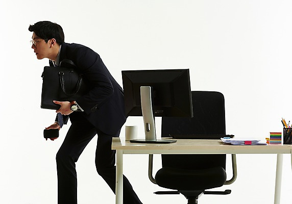 포토 JPG 스튜디오촬영 응시 남자 의자 서류가방 안기 한명 사람 정장 상반신 20대 옆모습 스마트폰 컴퓨터 한국인 머그컵 작업 직장인 비즈니스맨 책상 포스트잇 문서 연필꽂이 퇴근 바쁨 눈치 성인남자한명만 안경낌 국내포토 직업 1 시선 옷 안경 뷰포인트 가구 가방 비즈니스 모션 문구용품 실내 동양인 청년 컵 전자제품 핸드폰 스마트기기 메모지 출퇴근 남자한명만 성인남자만 파일형식