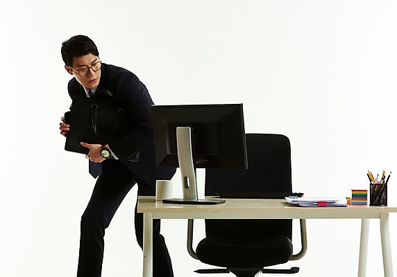 포토 JPG 스튜디오촬영 응시 남자 의자 서류가방 안기 한명 서기 사람 정장 상반신 20대 옆모습 컴퓨터 사무실 모니터 한국인 머그컵 작업 직장인 비즈니스맨 책상 포스트잇 문서 연필꽂이 퇴근 바쁨 눈치 성인남자한명만 안경낌 국내포토 직업 1 시선 옷 안경 뷰포인트 가구 가방 비즈니스 모션 문구용품 실내 동양인 청년 컵 전자제품 메모지 출퇴근 남자한명만 성인남자만 파일형식