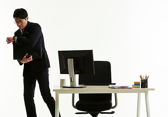 포토 JPG 스튜디오촬영 응시 남자 서류가방 안기 한명 들기 사람 정장 상반신 20대 앞모습 컴퓨터 사무실 한국인 작업 직장인 비즈니스맨 손목시계 책상 포스트잇 문서 연필꽂이 퇴근 바쁨 눈치 성인남자한명만 국내포토 직업 1 시선 옷 뷰포인트 시계 가구 가방 비즈니스 장신구 모션 문구용품 실내 동양인 청년 전자제품 메모지 출퇴근 남자한명만 성인남자만 파일형식