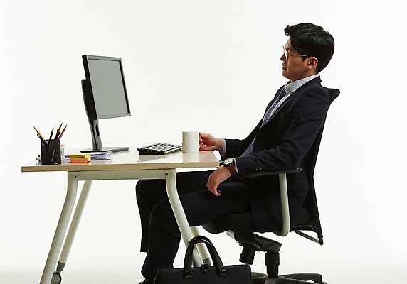 포토 JPG 스튜디오촬영 남자 의자 서류가방 휴식 피곤 한명 사람 앉기 정장 상반신 20대 옆모습 컴퓨터 사무실 눈감음 한국인 머그컵 잡기 작업 직장인 비즈니스맨 책상 포스트잇 연필꽂이 성인남자한명만 안경낌 국내포토 직업 1 옷 안경 뷰포인트 가구 컨셉 가방 비즈니스 모션 문구용품 실내 동양인 청년 컵 전자제품 메모지 남자한명만 성인남자만 파일형식