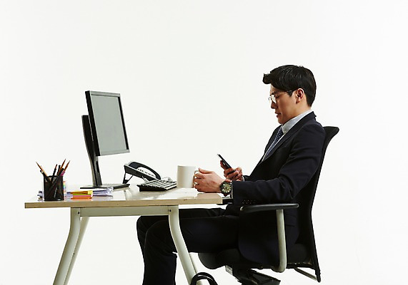 포토 JPG 스튜디오촬영 응시 남자 의자 한명 들기 사람 앉기 정장 상반신 20대 옆모습 스마트폰 컴퓨터 만지기 한국인 머그컵 키보드 작업 직장인 비즈니스맨 전화기 책상 포스트잇 연필꽂이 성인남자한명만 안경낌 국내포토 직업 1 시선 옷 안경 뷰포인트 가구 비즈니스 모션 문구용품 실내 동양인 청년 컵 전자제품 핸드폰 스마트기기 메모지 남자한명만 성인남자만 파일형식
