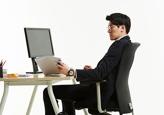포토 JPG 스튜디오촬영 응시 남자 의자 한명 사람 앉기 정장 상반신 20대 옆모습 컴퓨터 사무실 한국인 잡기 작업 직장인 비즈니스맨 책상 포스트잇 문서 연필꽂이 성인남자한명만 안경낌 국내포토 직업 1 시선 옷 안경 뷰포인트 가구 비즈니스 모션 문구용품 실내 동양인 청년 전자제품 메모지 남자한명만 성인남자만 파일형식