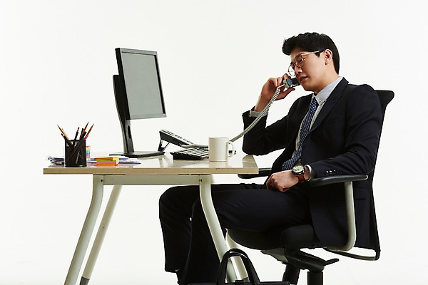 포토 JPG 스튜디오촬영 남자 의자 서류가방 한명 들기 사람 앉기 정장 상반신 20대 옆모습 컴퓨터 한국인 머그컵 작업 직장인 비즈니스맨 찡그림 책상 수화기 포스트잇 연필꽂이 통화 성인남자한명만 안경낌 국내포토 직업 1 옷 안경 뷰포인트 가구 가방 비즈니스 모션 문구용품 실내 표정 동양인 청년 컵 전자제품 메모지 전화기 남자한명만 성인남자만 파일형식