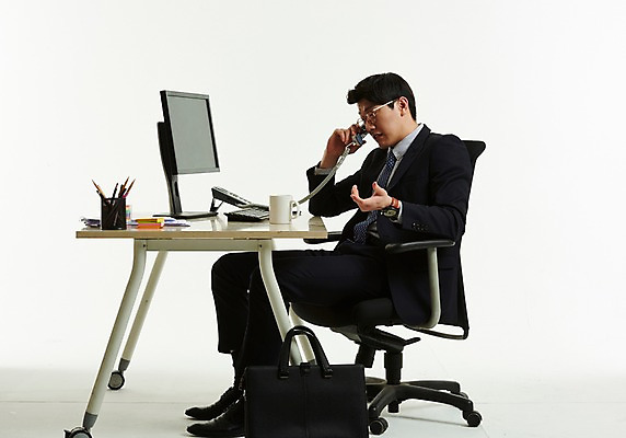 포토 JPG 스튜디오촬영 전신 남자 의자 서류가방 한명 사람 앉기 정장 손짓 20대 옆모습 컴퓨터 사무실 한국인 머그컵 키보드 업무 작업 직장인 비즈니스맨 찡그림 책상 수화기 포스트잇 연필꽂이 통화 성인남자한명만 안경낌 국내포토 직업 1 옷 안경 뷰포인트 가구 가방 비즈니스 모션 문구용품 실내 표정 동양인 청년 컵 전자제품 메모지 전화기 남자한명만 성인남자만 파일형식