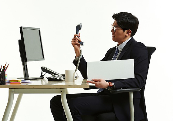 포토 JPG 스튜디오촬영 배너 응시 남자 의자 사각프레임 광고판 알림판 한명 들기 사람 앉기 정장 상반신 20대 옆모습 컴퓨터 사무실 한국인 머그컵 분노 작업 직장인 비즈니스맨 찡그림 책상 수화기 포스트잇 연필꽂이 성인남자한명만 안경낌 국내포토 직업 1 시선 옷 감정 안경 뷰포인트 가구 비즈니스 모션 문구용품 프레임 실내 표정 동양인 청년 컵 전자제품 사각형 메모지 전화기 판 남자한명만 성인남자만 파일형식