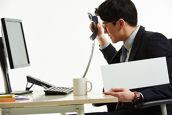 포토 JPG 스튜디오촬영 배너 남자 의자 사각프레임 광고판 알림판 한명 들기 사람 앉기 정장 상반신 20대 옆모습 컴퓨터 사무실 한국인 머그컵 작업 직장인 비즈니스맨 찡그림 전화기 책상 수화기 포스트잇 성인남자한명만 안경낌 국내포토 직업 1 옷 안경 뷰포인트 가구 비즈니스 모션 프레임 실내 표정 동양인 청년 컵 전자제품 사각형 메모지 판 남자한명만 성인남자만 파일형식 도형 식기 잡화 생활용품 인종 성인 내부 사무용품 남자만 성인만 문구용품 오브젝트