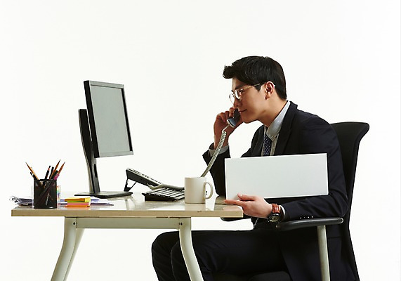 포토 JPG 스튜디오촬영 배너 응시 남자 의자 사각프레임 광고판 알림판 한명 들기 사람 앉기 정장 상반신 20대 옆모습 사무실 모니터 한국인 머그컵 키보드 작업 직장인 비즈니스맨 전화기 책상 포스트잇 연필꽂이 통화 성인남자한명만 안경낌 국내포토 직업 1 시선 옷 안경 뷰포인트 가구 비즈니스 모션 문구용품 프레임 실내 동양인 청년 컵 컴퓨터 사각형 메모지 판 남자한명만 성인남자만 파일형식