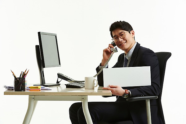 포토 JPG 스튜디오촬영 배너 응시 남자 의자 사각프레임 광고판 알림판 한명 미소 들기 사람 앉기 정장 상반신 20대 옆모습 컴퓨터 사무실 한국인 머그컵 키보드 업무 작업 직장인 비즈니스맨 전화기 책상 포스트잇 연필꽂이 통화 성인남자한명만 안경낌 국내포토 직업 1 시선 옷 안경 뷰포인트 가구 비즈니스 모션 문구용품 프레임 실내 표정 동양인 청년 컵 전자제품 사각형 메모지 판 남자한명만 성인남자만 파일형식