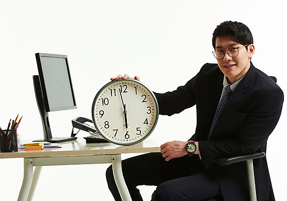 포토 JPG 스튜디오촬영 응시 남자 의자 넥타이 한명 미소 사람 앉기 정장 상반신 20대 옆모습 컴퓨터 한국인 잡기 작업 직장인 비즈니스맨 기다림 전화기 책상 벽시계 포스트잇 연필꽂이 퇴근 6시 카운트다운 성인남자한명만 안경낌 국내포토 직업 1 시선 잡화 옷 안경 뷰포인트 시계 가구 비즈니스 모션 문구용품 실내 표정 동양인 청년 전자제품 메모지 시간 출퇴근 남자한명만 성인남자만 파일형식