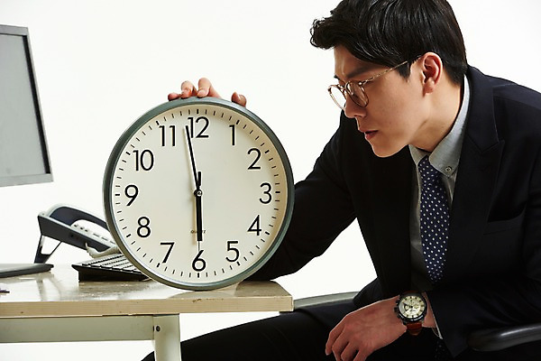 포토 JPG 스튜디오촬영 응시 남자 의자 한명 사람 앉기 정장 상반신 20대 옆모습 컴퓨터 한국인 잡기 작업 직장인 비즈니스맨 기다림 전화기 책상 벽시계 퇴근 6시 카운트다운 성인남자한명만 안경낌 국내포토 직업 1 시선 옷 안경 뷰포인트 시계 가구 비즈니스 모션 실내 동양인 청년 전자제품 시간 출퇴근 남자한명만 성인남자만 파일형식