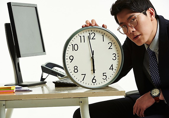 포토 JPG 스튜디오촬영 응시 남자 의자 한명 사람 앉기 정장 상반신 20대 옆모습 컴퓨터 사무실 한국인 작업 직장인 비즈니스맨 기다림 전화기 책상 벽시계 포스트잇 퇴근 6시 카운트 성인남자한명만 안경낌 국내포토 직업 1 시선 옷 안경 뷰포인트 시계 가구 비즈니스 모션 실내 동양인 청년 전자제품 메모지 시간 출퇴근 남자한명만 성인남자만 파일형식