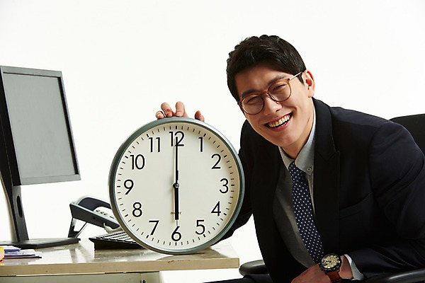 포토 JPG 스튜디오촬영 응시 남자 행복 넥타이 한명 미소 웃음 사람 앉기 정장 상반신 20대 옆모습 컴퓨터 한국인 잡기 작업 직장인 비즈니스맨 전화기 책상 벽시계 즐거움 퇴근 6시 성인남자한명만 안경낌 칼퇴근 국내포토 직업 1 시선 잡화 옷 감정 안경 뷰포인트 시계 가구 비즈니스 모션 실내 표정 동양인 청년 전자제품 시간 출퇴근 남자한명만 성인남자만 파일형식