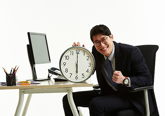 포토 JPG 스튜디오촬영 응시 남자 행복 넥타이 한명 미소 사람 앉기 정장 상반신 20대 옆모습 컴퓨터 모니터 파이팅 한국인 잡기 작업 직장인 비즈니스맨 기다림 전화기 책상 벽시계 즐거움 연필꽂이 퇴근 6시 성인남자한명만 안경낌 칼퇴근 국내포토 직업 1 시선 잡화 옷 감정 안경 뷰포인트 시계 가구 비즈니스 모션 문구용품 실내 표정 동양인 청년 전자제품 시간 출퇴근 남자한명만 성인남자만 파일형식