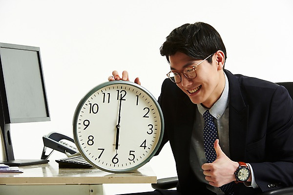 포토 JPG 스튜디오촬영 응시 남자 넥타이 한명 미소 사람 앉기 정장 상반신 20대 옆모습 컴퓨터 한국인 잡기 최고 작업 직장인 비즈니스맨 기다림 전화기 책상 벽시계 퇴근 6시 성인남자한명만 안경낌 칼퇴근 국내포토 직업 1 시선 잡화 옷 안경 뷰포인트 시계 가구 비즈니스 모션 실내 표정 동양인 청년 전자제품 시간 출퇴근 남자한명만 성인남자만 파일형식