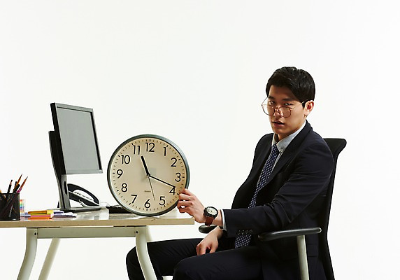 포토 JPG 스튜디오촬영 남자 의자 피곤 한명 사람 앉기 정장 상반신 20대 옆모습 컴퓨터 사무실 한국인 잡기 작업 직장인 비즈니스맨 전화기 책상 벽시계 포스트잇 연필꽂이 업무과다 야근 힘듦 성인남자한명만 안경낌 국내포토 직업 1 옷 안경 뷰포인트 시계 가구 컨셉 비즈니스 모션 문구용품 실내 동양인 청년 전자제품 메모지 업무 남자한명만 성인남자만 파일형식