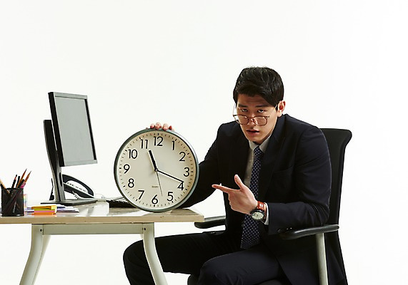 포토 JPG 스튜디오촬영 남자 의자 피곤 한명 사람 앉기 정장 상반신 20대 옆모습 컴퓨터 사무실 한국인 가리킴 잡기 작업 직장인 비즈니스맨 찡그림 전화기 책상 벽시계 업무과다 야근 힘듦 성인남자한명만 안경낌 국내포토 직업 1 옷 안경 뷰포인트 시계 가구 컨셉 비즈니스 모션 실내 표정 동양인 손짓 청년 전자제품 업무 남자한명만 성인남자만 파일형식