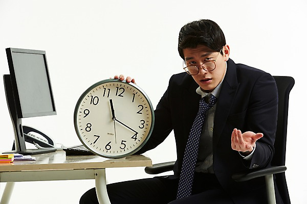 포토 JPG 스튜디오촬영 남자 의자 넥타이 피곤 한명 사람 앉기 정장 상반신 20대 옆모습 컴퓨터 사무실 한국인 잡기 작업 직장인 비즈니스맨 찡그림 책상 벽시계 업무과다 야근 힘듦 성인남자한명만 안경낌 국내포토 직업 1 잡화 옷 안경 뷰포인트 시계 가구 컨셉 비즈니스 모션 실내 표정 동양인 청년 전자제품 업무 남자한명만 성인남자만 파일형식