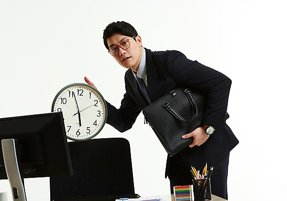 포토 JPG 스튜디오촬영 응시 남자 의자 서류가방 한명 서기 들기 사람 정장 상반신 20대 옆모습 컴퓨터 한국인 작업 직장인 비즈니스맨 기다림 책상 벽시계 포스트잇 연필꽂이 퇴근 6시 카운트다운 성인남자한명만 안경낌 칼퇴근 국내포토 직업 1 시선 옷 안경 뷰포인트 시계 가구 가방 비즈니스 모션 문구용품 실내 동양인 청년 전자제품 메모지 시간 출퇴근 남자한명만 성인남자만 파일형식