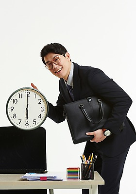 포토 JPG 스튜디오촬영 응시 남자 의자 서류가방 한명 미소 들기 사람 정장 상반신 20대 옆모습 한국인 작업 직장인 비즈니스맨 기다림 책상 벽시계 포스트잇 문서 연필꽂이 퇴근 6시 성인남자한명만 안경낌 칼퇴근 국내포토 직업 1 시선 옷 안경 뷰포인트 시계 가구 가방 비즈니스 모션 문구용품 실내 표정 동양인 청년 메모지 시간 출퇴근 남자한명만 성인남자만 파일형식