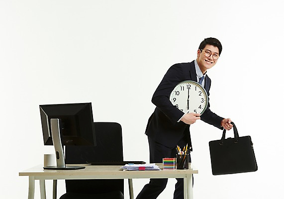 포토 JPG 스튜디오촬영 응시 남자 행복 의자 서류가방 한명 미소 들기 사람 정장 상반신 20대 옆모습 컴퓨터 사무실 한국인 작업 직장인 비즈니스맨 책상 벽시계 포스트잇 문서 연필꽂이 퇴근 6시 성인남자한명만 안경낌 국내포토 직업 1 시선 옷 감정 안경 뷰포인트 시계 가구 가방 비즈니스 모션 문구용품 실내 표정 동양인 청년 전자제품 메모지 시간 출퇴근 남자한명만 성인남자만 파일형식