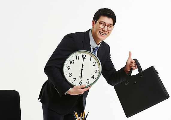 포토 JPG 스튜디오촬영 응시 남자 행복 서류가방 한명 미소 들기 사람 정장 상반신 20대 옆모습 한국인 최고 작업 직장인 비즈니스맨 벽시계 연필꽂이 퇴근 6시 성인남자한명만 안경낌 국내포토 직업 1 시선 옷 감정 안경 뷰포인트 시계 가방 비즈니스 모션 문구용품 실내 표정 동양인 청년 시간 출퇴근 남자한명만 성인남자만 파일형식