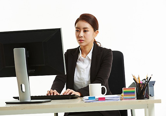 포토 JPG 스튜디오촬영 응시 여자 의자 무표정 한명 사람 앉기 정장 상반신 성인 앞모습 30대 컴퓨터 사무실 한국인 머그컵 타이핑 키보드 업무 작업 직장인 비즈니스우먼 전화기 책상 포스트잇 문서 연필꽂이 성인여자한명만 국내포토 직업 1 시선 옷 감정 뷰포인트 가구 비즈니스 모션 문구용품 실내 표정 동양인 컵 장년 전자제품 메모지 여자한명만 성인여자만 파일형식