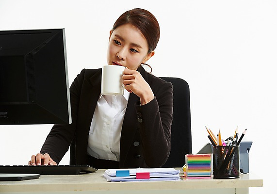 포토 JPG 스튜디오촬영 응시 여자 의자 무표정 한명 들기 사람 앉기 정장 상반신 성인 앞모습 30대 사무실 모니터 한국인 머그컵 마시기 타이핑 작업 직장인 비즈니스우먼 전화기 책상 포스트잇 문서 연필꽂이 성인여자한명만 국내포토 직업 1 시선 옷 감정 뷰포인트 가구 비즈니스 모션 문구용품 실내 표정 동양인 컵 장년 컴퓨터 메모지 여자한명만 성인여자만 파일형식