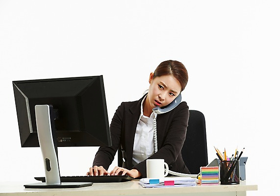 포토 JPG 스튜디오촬영 응시 여자 의자 한명 사람 앉기 정장 상반신 성인 앞모습 30대 컴퓨터 사무실 모니터 한국인 머그컵 타이핑 업무 작업 직장인 비즈니스우먼 찡그림 전화기 책상 포스트잇 문서 연필꽂이 통화 성인여자한명만 국내포토 직업 1 시선 옷 뷰포인트 가구 비즈니스 모션 문구용품 실내 표정 동양인 컵 장년 전자제품 메모지 여자한명만 성인여자만 파일형식