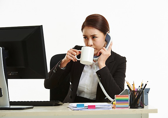 포토 JPG 스튜디오촬영 응시 여자 의자 한명 들기 사람 정장 상반신 성인 앞모습 30대 사무실 모니터 한국인 머그컵 마시기 작업 직장인 비즈니스우먼 찡그림 전화기 책상 포스트잇 문서 연필꽂이 통화 성인여자한명만 국내포토 직업 1 시선 옷 뷰포인트 가구 비즈니스 모션 문구용품 실내 표정 동양인 컵 장년 컴퓨터 메모지 여자한명만 성인여자만 파일형식