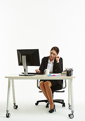 포토 JPG 스튜디오촬영 전신 여자 의자 한명 사람 앉기 정장 성인 앞모습 30대 컴퓨터 사무실 한국인 머그컵 타이핑 업무 작업 직장인 비즈니스우먼 전화기 책상 문서 연필꽂이 치마정장 성인여자한명만 안경낌 국내포토 직업 1 옷 안경 뷰포인트 가구 비즈니스 모션 문구용품 실내 동양인 컵 장년 전자제품 치마 여자한명만 성인여자만 파일형식