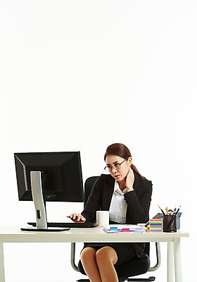 포토 JPG 스튜디오촬영 응시 여자 의자 피곤 한명 사람 앉기 정장 상반신 성인 앞모습 30대 컴퓨터 사무실 한국인 머그컵 타이핑 작업 직장인 비즈니스우먼 찡그림 책상 문서 연필꽂이 업무과다 치마정장 뒷목 목통증 성인여자한명만 안경낌 국내포토 직업 1 시선 옷 안경 뷰포인트 가구 컨셉 비즈니스 모션 문구용품 실내 표정 동양인 컵 장년 전자제품 치마 고통 업무 목 여자한명만 성인여자만 파일형식
