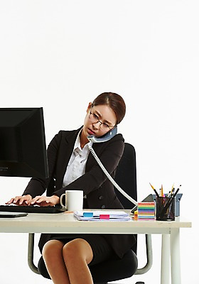 포토 JPG 스튜디오촬영 응시 여자 의자 한명 사람 앉기 정장 상반신 성인 앞모습 30대 컴퓨터 사무실 한국인 머그컵 타이핑 업무 작업 직장인 비즈니스우먼 전화기 책상 포스트잇 문서 연필꽂이 통화 치마정장 성인여자한명만 안경낌 국내포토 직업 1 시선 옷 안경 뷰포인트 가구 비즈니스 모션 문구용품 실내 동양인 컵 장년 전자제품 치마 메모지 여자한명만 성인여자만 파일형식