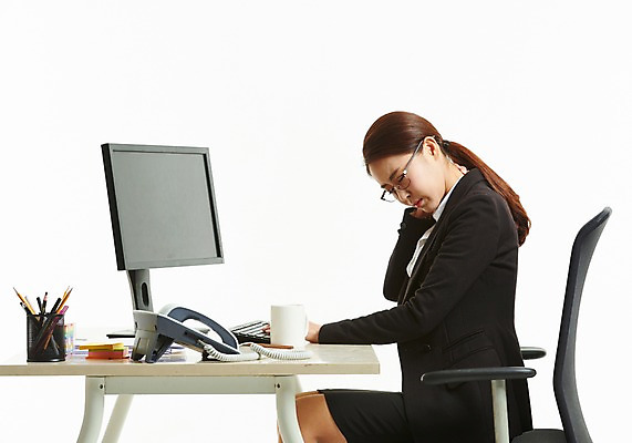 포토 JPG 스튜디오촬영 여자 의자 피곤 한명 사람 앉기 정장 상반신 성인 옆모습 30대 컴퓨터 사무실 한국인 머그컵 작업 직장인 비즈니스우먼 찡그림 전화기 책상 연필꽂이 두통 업무과다 치마정장 뒷목 목통증 성인여자한명만 안경낌 국내포토 직업 1 옷 안경 뷰포인트 가구 컨셉 비즈니스 모션 문구용품 실내 표정 동양인 컵 장년 전자제품 치마 고통 업무 질병 목 여자한명만 성인여자만 파일형식
