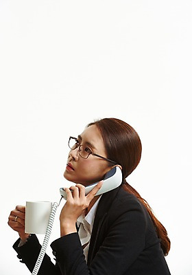 포토 JPG 스튜디오촬영 응시 여자 생각 한명 들기 사람 정장 상반신 성인 옆모습 30대 한국인 머그컵 작업 직장인 비즈니스우먼 전화기 통화 성인여자한명만 안경낌 국내포토 직업 1 시선 옷 안경 뷰포인트 비즈니스 모션 실내 동양인 컵 장년 여자한명만 성인여자만 파일형식