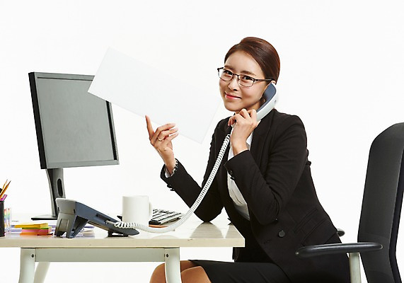 포토 JPG 스튜디오촬영 배너 응시 여자 의자 사각프레임 광고판 알림판 한명 미소 들기 사람 앉기 정장 상반신 성인 옆모습 30대 컴퓨터 사무실 한국인 머그컵 업무 작업 직장인 비즈니스우먼 전화기 책상 포스트잇 통화 성인여자한명만 안경낌 국내포토 직업 1 시선 옷 안경 뷰포인트 가구 비즈니스 모션 프레임 실내 표정 동양인 컵 장년 전자제품 사각형 메모지 판 여자한명만 성인여자만 파일형식