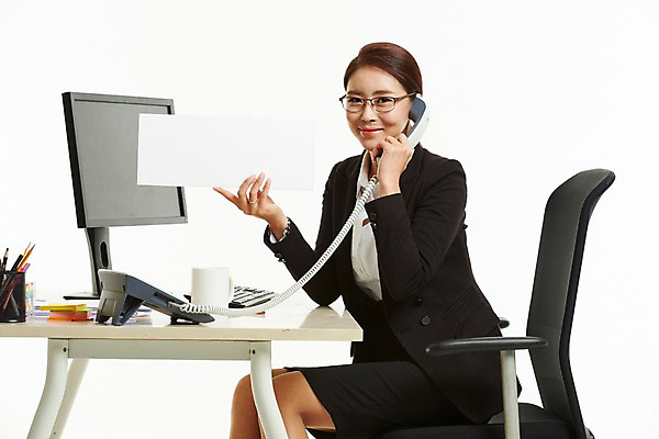 포토 JPG 스튜디오촬영 배너 응시 여자 의자 사각프레임 광고판 알림판 한명 미소 들기 사람 앉기 정장 상반신 성인 옆모습 30대 사무실 모니터 한국인 키보드 업무 작업 직장인 비즈니스우먼 전화기 책상 포스트잇 연필꽂이 통화 성인여자한명만 안경낌 국내포토 직업 1 시선 옷 안경 뷰포인트 가구 비즈니스 모션 문구용품 프레임 실내 표정 동양인 장년 컴퓨터 사각형 메모지 판 여자한명만 성인여자만 파일형식