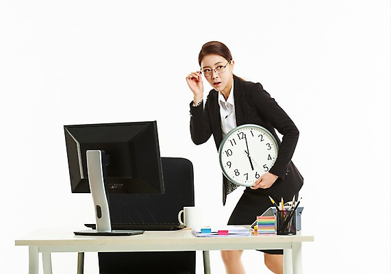 포토 JPG 스튜디오촬영 응시 여자 의자 한명 들기 사람 정장 상반신 성인 옆모습 30대 사무실 한국인 머그컵 작업 직장인 비즈니스우먼 전화기 책상 벽시계 문서 연필꽂이 퇴근 치마정장 6시 눈치 성인여자한명만 안경낌 국내포토 직업 1 시선 옷 안경 뷰포인트 시계 가구 비즈니스 모션 문구용품 실내 동양인 컵 장년 치마 시간 출퇴근 여자한명만 성인여자만 파일형식