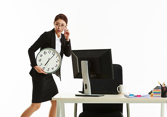 포토 JPG 스튜디오촬영 응시 여자 의자 한명 들기 사람 정장 상반신 성인 옆모습 30대 사무실 한국인 머그컵 작업 직장인 비즈니스우먼 책상 벽시계 문서 연필꽂이 퇴근 치마정장 6시 눈치 성인여자한명만 안경낌 국내포토 직업 1 시선 옷 안경 뷰포인트 시계 가구 비즈니스 모션 문구용품 실내 동양인 컵 장년 치마 시간 출퇴근 여자한명만 성인여자만 파일형식