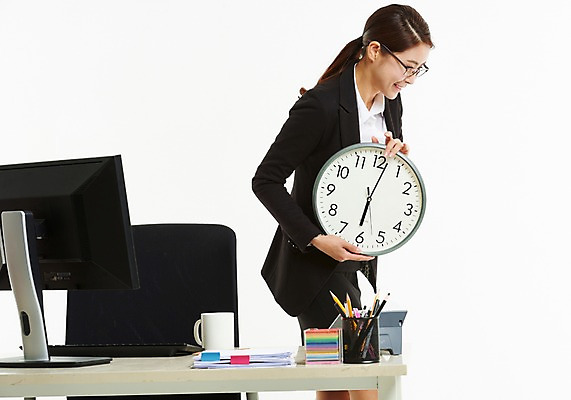 포토 JPG 스튜디오촬영 여자 의자 한명 미소 들기 사람 정장 상반신 성인 옆모습 30대 사무실 한국인 머그컵 작업 직장인 비즈니스우먼 전화기 책상 벽시계 문서 연필꽂이 퇴근 6시 성인여자한명만 안경낌 국내포토 직업 1 옷 안경 뷰포인트 시계 가구 비즈니스 모션 문구용품 실내 표정 동양인 컵 장년 시간 출퇴근 여자한명만 성인여자만 파일형식